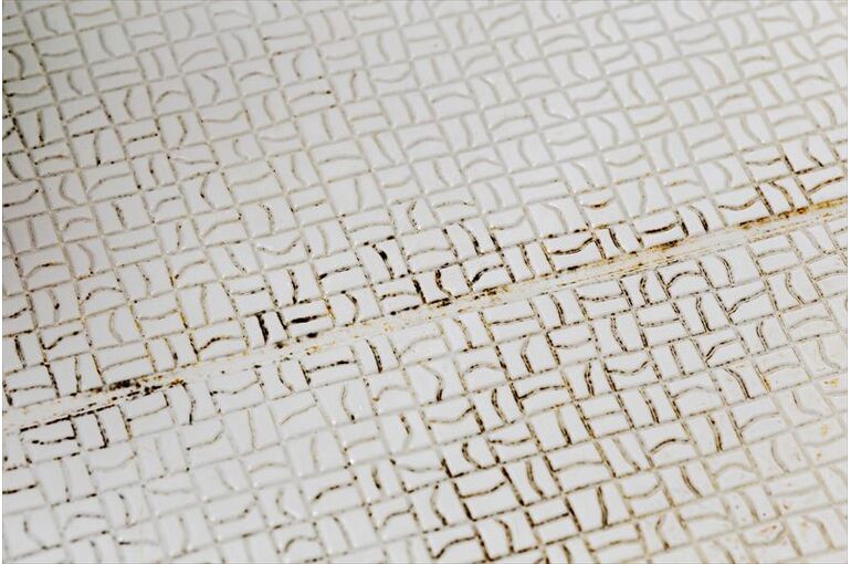 浴室の床の黒ずみについて