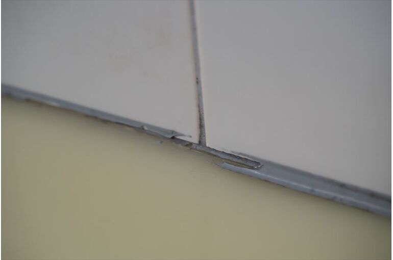 お風呂のコーキング剥がれの対処法